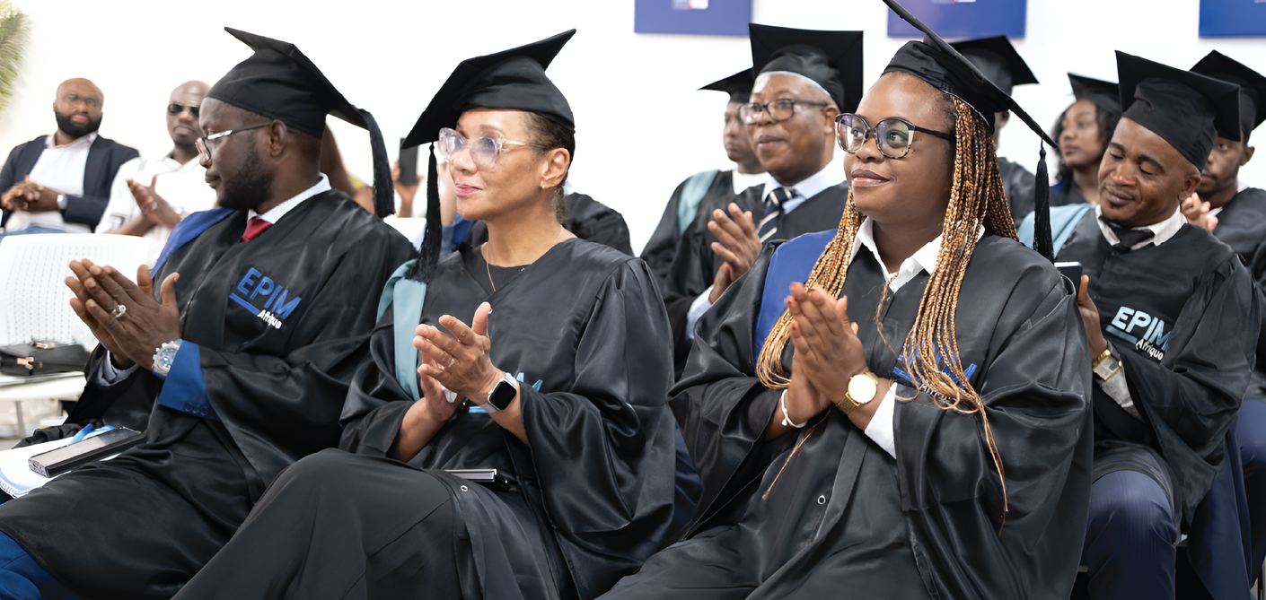 Promotion de l'EPIM Afrique en toge, applaudissant à la remise des diplômes.